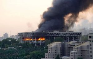 ادعای یک فعال رسانه‌ای اصولگرا: ساختمان شیشه‌ای صداوسیما به خاطر موشک نسوخت؛ بلکه آتش گرفت و سوخت/ می‌توانستند آن را خاموش کنند، توانش را داشتند/ اینکه می‌خواستند به عنوان نماد باقی بماند یا خیر را نمی‌دانم