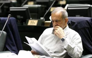 بیانیۀ جمعی از نمایندگان خطاب به رئیس‌جمهور: سیاست‌های غیرقیمتی جایگزین گران‌سازی با شوک قیمتی بنزین شود / ما با تثبیت قیمت طی چندسال موافق نیستیم و تغییر تدریجی قیمت را قبول داریم/ سهمیه باید بر اساس کد ملی تخصیص یابد