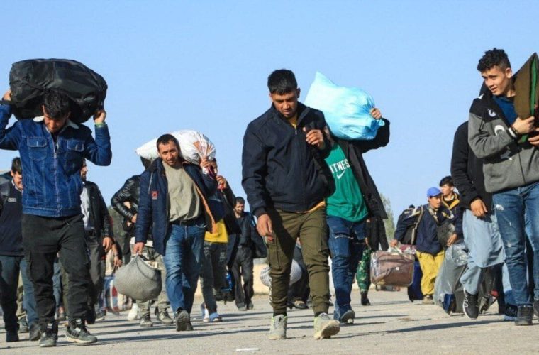 روزنامه جمهوری اسلامی: خروج اتباع خارجی غیرمجاز از کشور، بیش از ۱۲ درصد به کاهش مصرف آب کمک خواهد کرد / یک جریان خطرناک در کشور برای جلوگیری از خروج اتباع غیرمجاز و حتی باز کردن مجدد راه برای ورود سیل‌آسای آنها به ایران، تلاش می‌کند