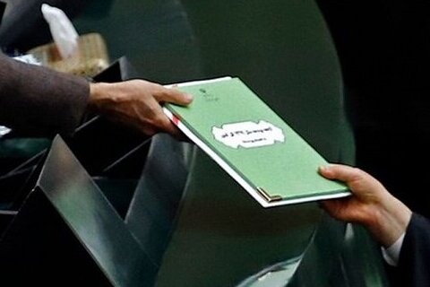 نامه ۱۸۰ اقتصاددان به پزشکیان: دولت شجاعت به خرج دهد و بدون مماشات، بودجه نهاد‌هایی که هیچ نقش و جایگاهی در ارائه خدمات عمومی ندارند را حذف کند / اختصاص بودجه به فعالیت‌ها و نهاد‌هایی که ارتباطی به منافع ملی ندارند، چه توجیهی دارد؟