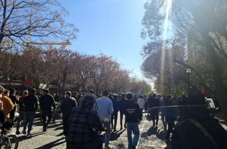 خبرگزاری دولت: جمعی از بازاریان مغازه‌های خود را تعطیل یا نیمه تعطیل کرده‌اند/ عده‌ای نسبت به وضعیت نرخ ارز و وضعیت اقتصادی شعار‌هایی سر دادند/ ایسنا: بازار موبایل تهران شاهد اعتراض بود