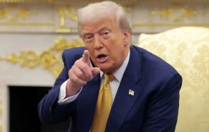 ادعای ترامپ: ایرانیها میخواهند توافق کنند؛ در موارد متعددی تماس گرفتهاند / دیپلماسی همچنان یک گزینه است / ما یک ناوگان بزرگ کنار ایران داریم، بزرگتر از ونزوئلا ادعای ترامپ: ایرانیها میخواهند توافق کنند؛ در موارد متعددی تماس گرفتهاند / دیپلماسی همچنان یک گزینه است / ما یک ناوگان بزرگ کنار ایران داریم، بزرگتر از ونزوئلا