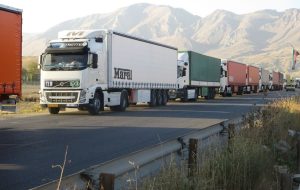 به خاطر قطعی اینترنت بالغ بر ۳۰ تا ۴۰ کامیون با بار فاسدشدنی در مرز لطف آباد مانده‌اند/ ماشین‌های باری به خاطر اینترنت و مدارک در گمرک گیر می‌کنند / محصول صادراتی را تحویل گاوداری دادیم