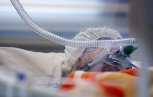 معاون وزیر بهداشت: حدود ۴۰۰ نفر از بیماران حوادث اخیر همچنان بستری و نزدیک به ۱۵۰ نفر در بخش‌های مراقبت‌های ویژه در حال درمان هستند؛ تعدادی نیز تحت عمل‌های جراحی سنگین قرار دارند