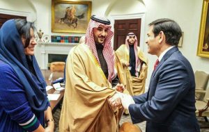 یک مقام ارشد عرب به فاکس نیوز: آمریکا با وجود دیدار‌های سطح بالای اخیر مقامات سعودی در واشنگتن، هنوز اهداف یا برنامه‌های خود درباره ایران را با متحدان خود در خلیج [فارس] در میان نگذاشته / پای نوعی موازنه درباره آینده خاورمیانه در میان است/ فکر نمی‌کنم بحث توافق به جایی برسد