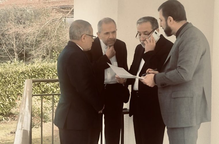 نیویورک‌تایمز به نقل از سه مقام ایرانی: تهران آمادگی خود را برای تعلیق غنی‌سازی به مدت ۳ تا ۵ سال و پس از آن، پیوستن به یک بلوک منطقه‌ای برای غنی‌سازی صلح‌آمیز اعلام کرده / ایران سطح غلظت اورانیوم خود را در ازای رفع تحریم‌ها کاهش خواهد داد / تهران همچنین پیشنهاد سرمایه‌گذاری و تجارت با آمریکا در بخش نفت و انرژی را ارائه کرده