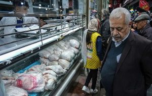 دبیرکل فدراسیون طیور: احتمال افزایش قیمت مرغ تا آستانه ۴۰۰ هزار تومان در روزهای منتهی به ماه محرم/ بخشی از واحدهای کوچک پرورش مرغ گوشتی به دلیل مشکلات شدید نقدینگی، تعطیل شده‌اند/ با توجه به اینکه مصرف حدود ۲۵ تا ۳۰ درصد کاهش یافته، تولید نیز تقریبا به همان میزان افت کرده