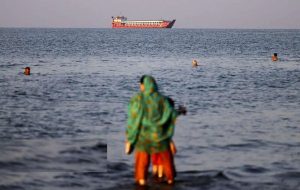 رئیس مرکز بین‌الملل سازمان محیط زیست: تنگه هرمز در بسته‌ترین حالت خود، ۲۱ مایل عرض دارد که یا در محدوده آب‌های سرزمینی ما قرار دارد یا عمان؛ یعنی جایی از آن، حتی به اندازه‌ی سانتی‌متری وارد آب‌های بین‌المللی نمی‌شود/ کم عمق بودن تنگه باعث می‌شود مسیر‌های دریانوردی آن خیلی محدود شوند و اتفاقاً به آب‌های جزایر ایران برسند