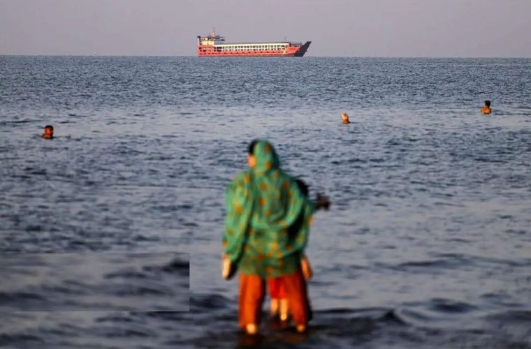 رئیس مرکز بین‌الملل سازمان محیط زیست: تنگه هرمز در بسته‌ترین حالت خود، ۲۱ مایل عرض دارد که یا در محدوده آب‌های سرزمینی ما قرار دارد یا عمان؛ یعنی جایی از آن، حتی به اندازه‌ی سانتی‌متری وارد آب‌های بین‌المللی نمی‌شود/ کم عمق بودن تنگه باعث می‌شود مسیر‌های دریانوردی آن خیلی محدود شوند و اتفاقاً به آب‌های جزایر ایران برسند