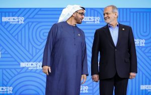 رویترز به نقل از دو منبع منطقه‌ای: امارات قرار است مجموعاً ۱۰ یا ۲۰ میلیارد دلار از پول‌های ایران را آزاد کند که بیش از ۳ میلیارد دلار آن قبلاً تحویل شده / این اقدام در ازای توقف حملات ایران به امارات اعلام می‌شود اما این حرکت راهی برای حل مناقشه میان آمریکا و ایران بدون رد شدن از خط قرمز طرفین است، یعنی واشنگتن می‌تواند بگوید چیزی نپرداخته